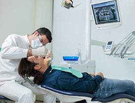 dental getting dental implant surgery