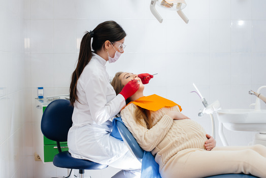 pregnant woman visiting dentist 